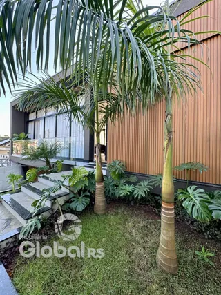 Fachada de imóvel em Lajeado com vegetação exuberante.