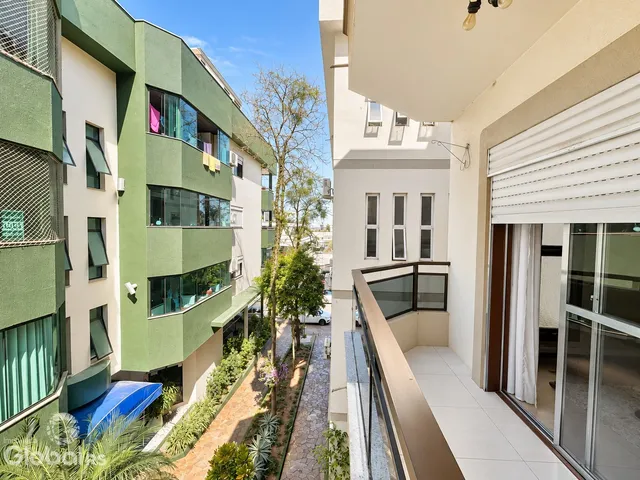 Vista externa de um conjunto de apartamentos em Lajeado, Brasil, mostrando um pátio interno.