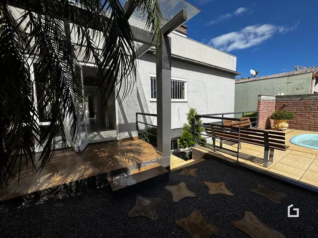 Fachada de uma residência com área externa em Lajeado, Brasil.