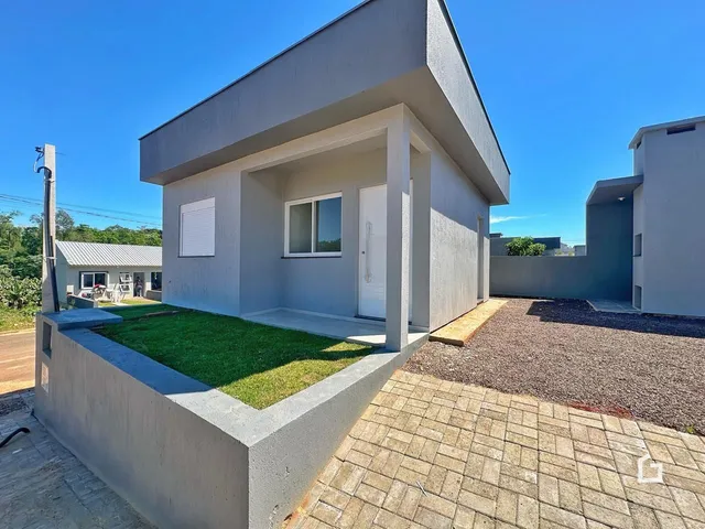 Fachada de uma casa moderna com jardim e acesso em Lajeado, Brasil.