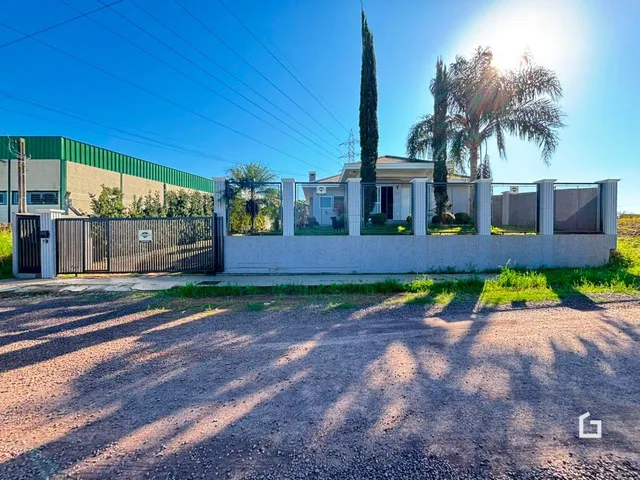 Vista externa de uma propriedade em Lajeado, Brasil, com cerca e portão.