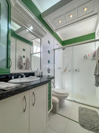Foto de um banheiro com box de vidro e piso cerâmico em Lajeado.