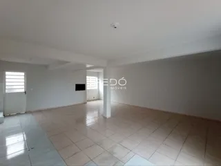 Imagem de um ambiente interno amplo com piso de cerâmica clara.