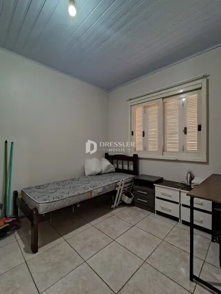 Quarto com cama e armário em ambiente interno.