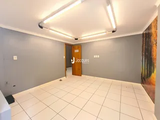 Ambiente interno com piso de cerâmica e teto branco.