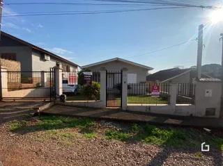 Fachada de uma residência em Lajeado, Brasil, com cerca e muro.