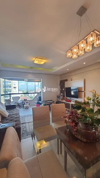 Sala de estar com vista para o exterior e decoração moderna.