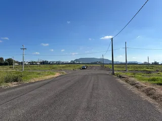 Vista de uma estrada rural em Lajeado, Brasil, com campos abertos ao fundo.