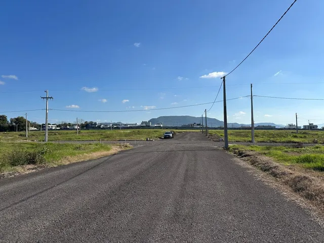 Vista de uma estrada rural em Lajeado, Brasil, com campos abertos ao fundo.