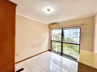 Sala de estar com piso de cerâmica e grande janela com vista.