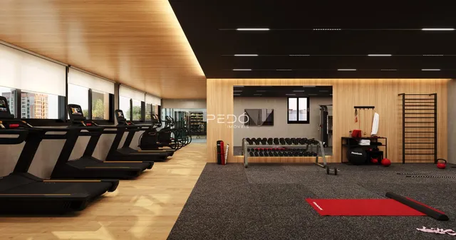 Vista interna de uma academia com esteiras e equipamentos em um imóvel.