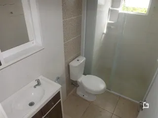 Foto de um banheiro com pia e vaso sanitário em Lajeado.