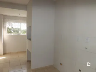 Foto de um interior com paredes brancas e piso de cerâmica.