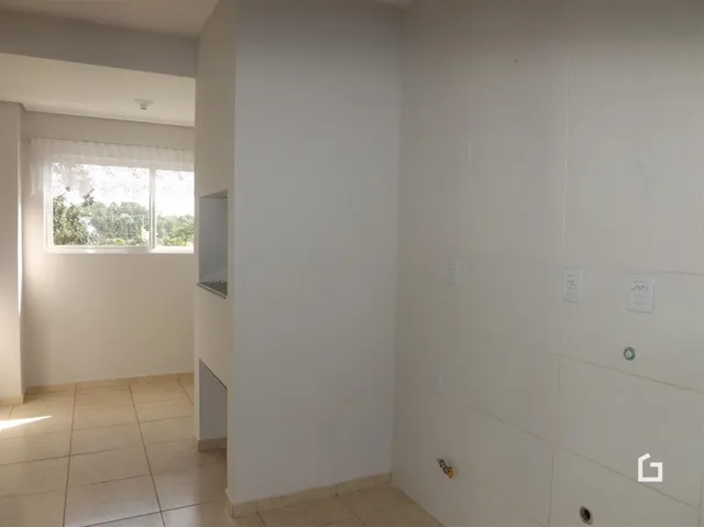 Foto de um interior com paredes brancas e piso de cerâmica.
