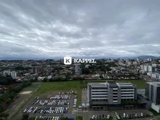 Vista aérea de uma área com estacionamento e um edifício em Lajeado, Brasil.