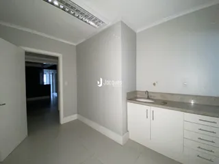 Hall de entrada com piso de cerâmica e parede branca.
