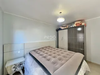 Foto de um quarto com cama e guarda-roupa em um imóvel.