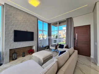 Sala de estar com sofá e lareira em um imóvel.
