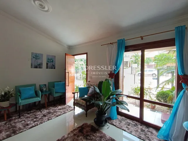 Sala de estar com móveis e vista para o exterior em um imóvel no Brasil.