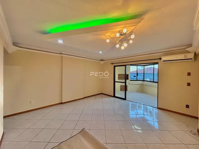 Sala de estar ampla com piso de cerâmica clara e teto decorado.