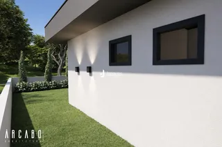 Fachada moderna de uma residência com jardim gramado em Lajeado, Brasil.