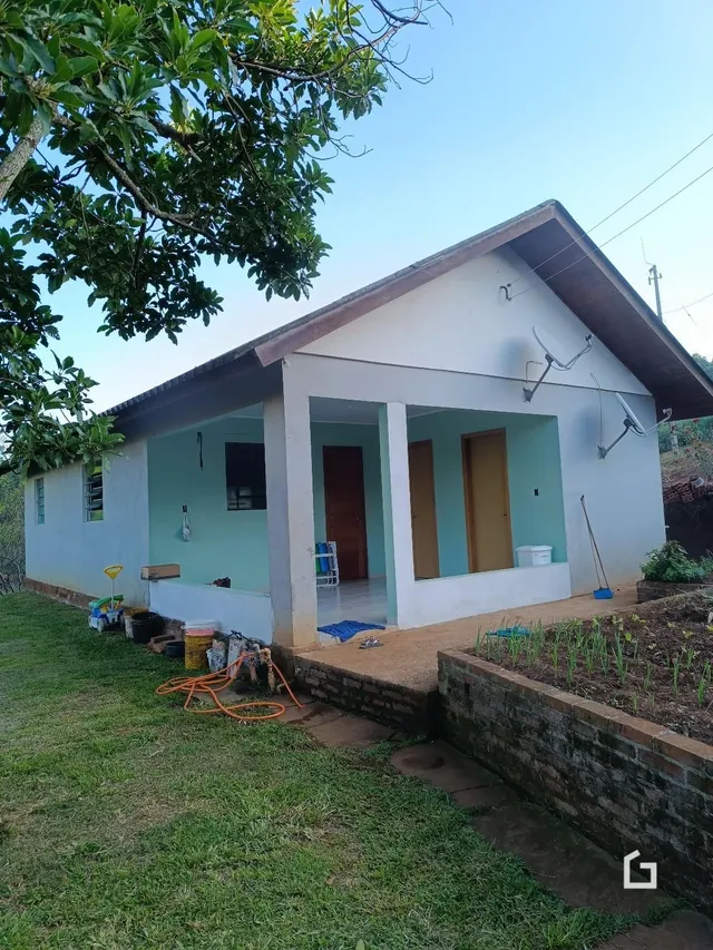 Fachada de uma casa em Lajeado, Brasil, com varanda coberta.