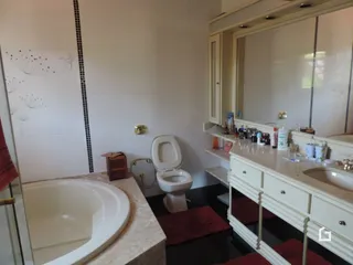Um banheiro com banheira e vaso sanitário em um imóvel.