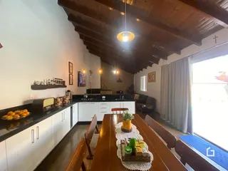 Imagem de uma sala de jantar com cozinha em um imóvel no Brasil.