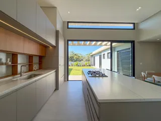 Vista da cozinha moderna com acesso ao jardim em Lajeado, Brasil.