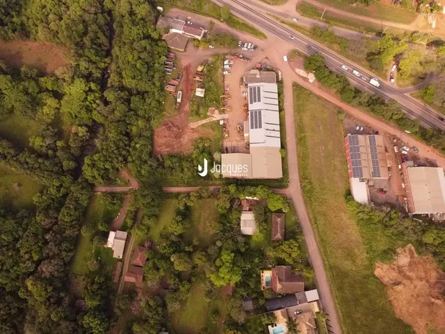 Vista aérea de uma propriedade em Lajeado, Brasil, cercada por vegetação.