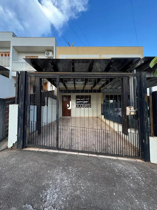 Fachada de uma residência com portão de ferro na Lajeado, Brasil.