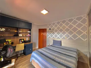 Quarto com cabeceira e armário de madeira na sala.