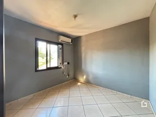 Imagem de um ambiente interno com piso de cerâmica e paredes cinzas.