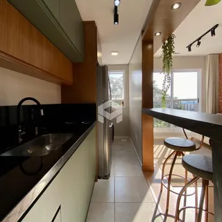Vista da cozinha e do corredor de uma residência em Lajeado, Brasil.