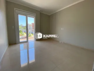 Sala de estar com piso de cerâmica e porta de vidro que dá para o exterior.