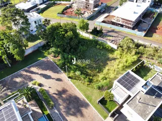 Vista aérea de uma propriedade residencial em Lajeado, Brasil, mostrando o terreno e as construções circundantes.