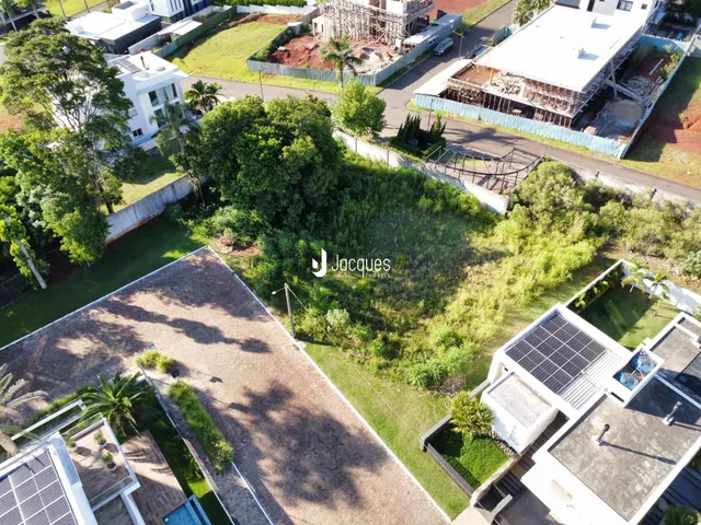 Vista aérea de uma propriedade residencial em Lajeado, Brasil, mostrando o terreno e as construções circundantes.