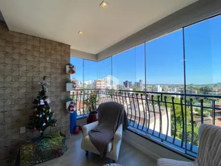 Sala de estar com vista panorâmica para a cidade de Lajeado.