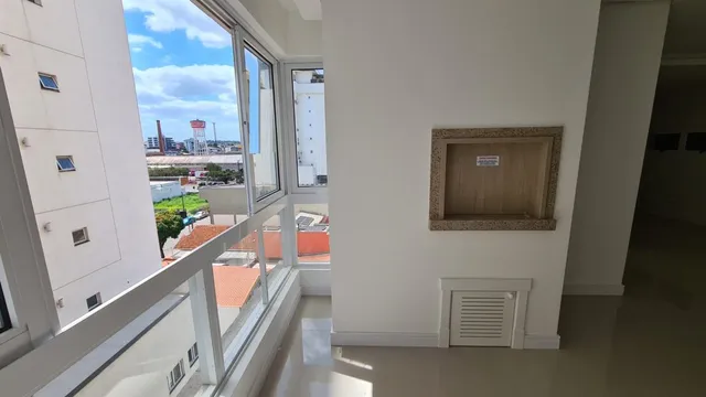 Vista de uma sala de estar com grandes janelas de vidro.