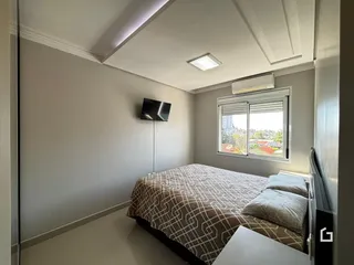 Quarto com cama e janela em um apartamento.