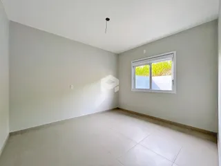 A sala apresenta paredes brancas e piso de cerâmica.