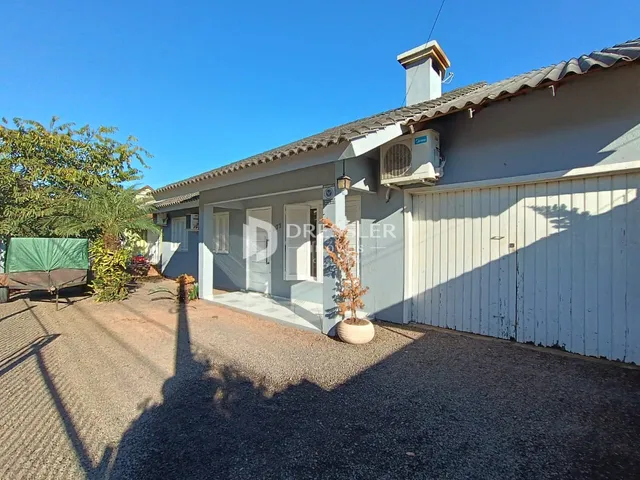 Fachada de uma casa com garagem em Lajeado, Brasil.