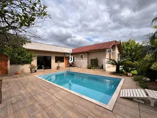 Vista externa de uma casa com piscina e área de lazer em Lajeado.
