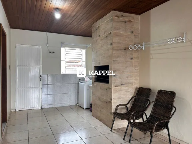 Uma sala de estar com piso de cerâmica e teto de madeira é visível na propriedade.