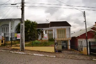 Fachada de uma casa em Lajeado, Brasil, com cerca e vegetação.