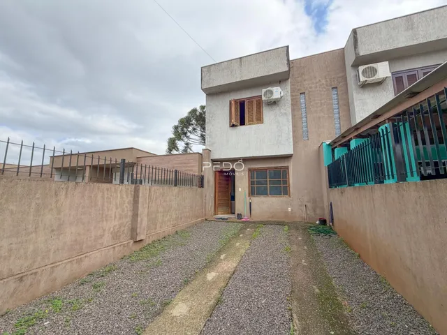 Vista externa de uma residência em Lajeado, Brasil, mostrando a fachada e o pátio.