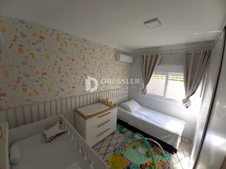 Quarto com parede estampada e janela.