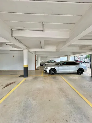 Vista de uma área de estacionamento coberta em Lajeado, Brasil.