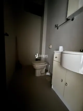 Foto de um banheiro com vaso sanitário e armário de pia.
