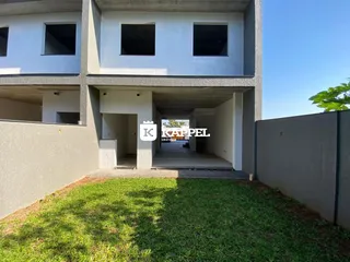 Fachada de um prédio residencial com jardim gramado.